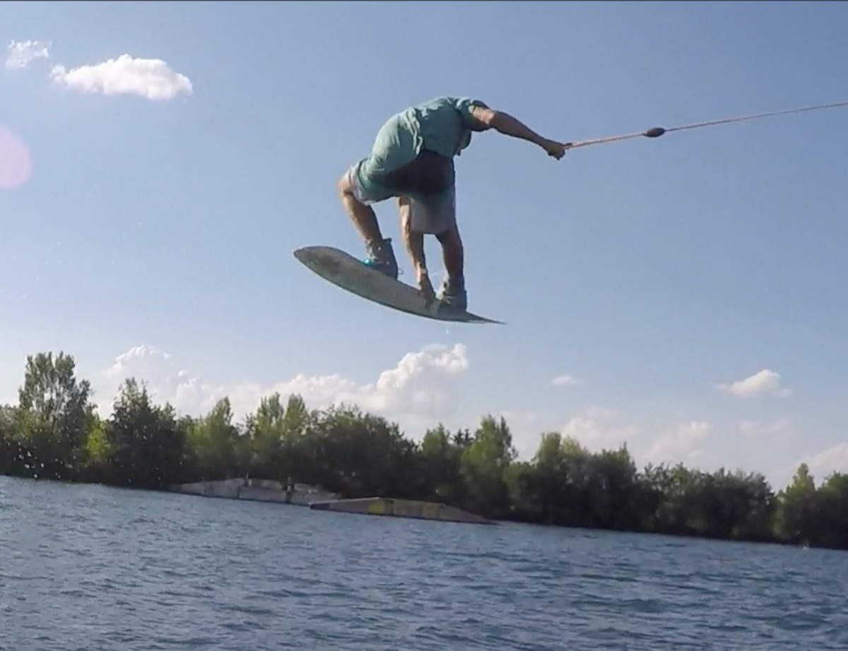 Wakeboarder in der Luft