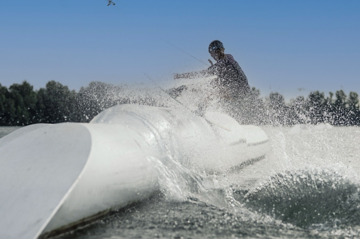 Wakeboarder im Spray am Feature