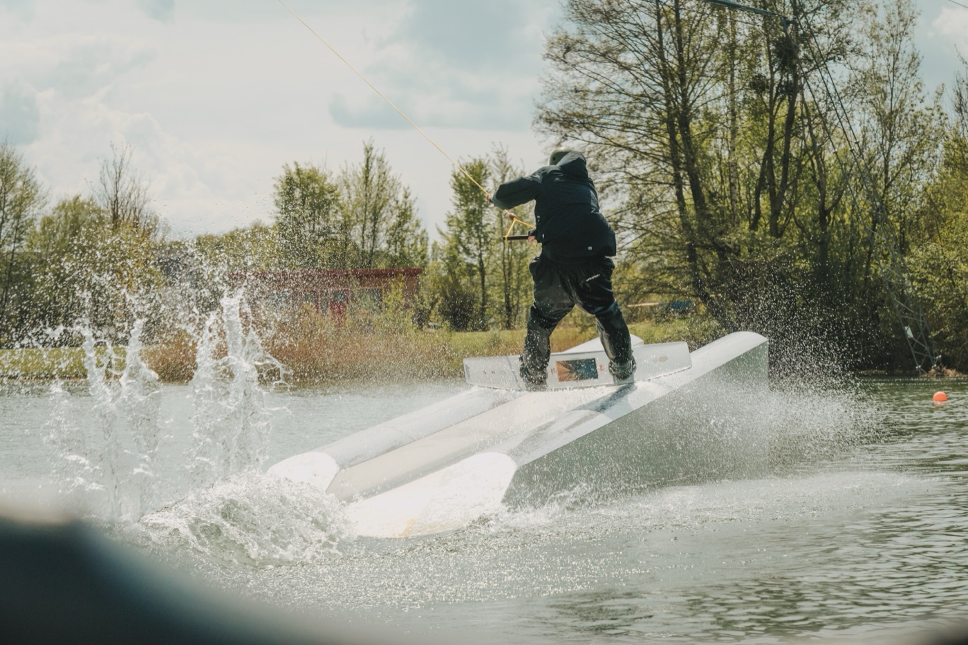 Wakeboarder auf einem Feature