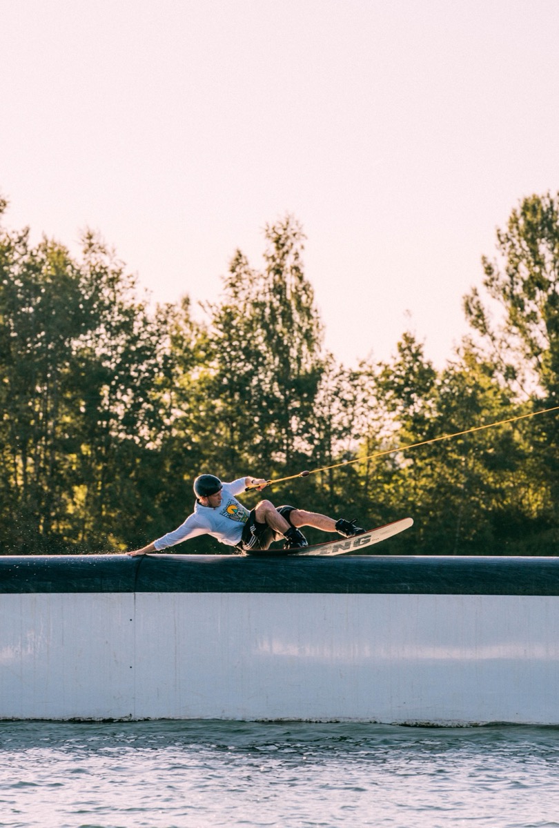 Wakeboarder macht einen Trick auf einem Feature