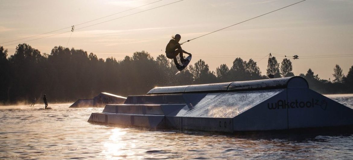 Wakeboarder springt über ein Feature